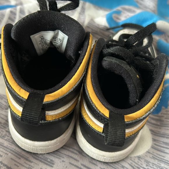2021
Air Jordan 1 Mid TD 'Black University Gold' - Picture 3 of 6